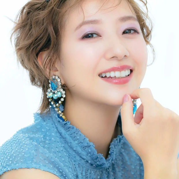 伊藤千晃さんの笑顔が眩しい! ジルスチュアートのクリスマス限定コスメで、スイートな透明感と輝きをまとう【クリスマスコフレ2020】