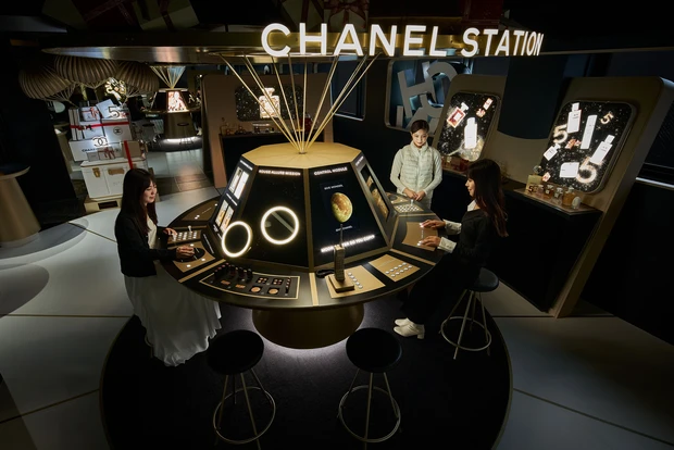 シャネルの宇宙ステーションが登場! ホリデー コレクションの世界観を体感できる、期間限定の特別イベントが開催中_2