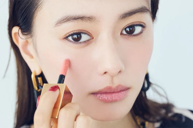 スリープインスモーキーアイメイクのチークHOWTO 山本舞香のBeauty Script