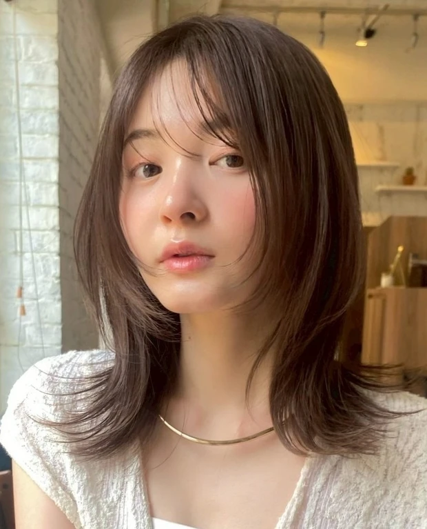 ヘアカタログ ミディアム ミディアムヘア 前髪あり スタイリング