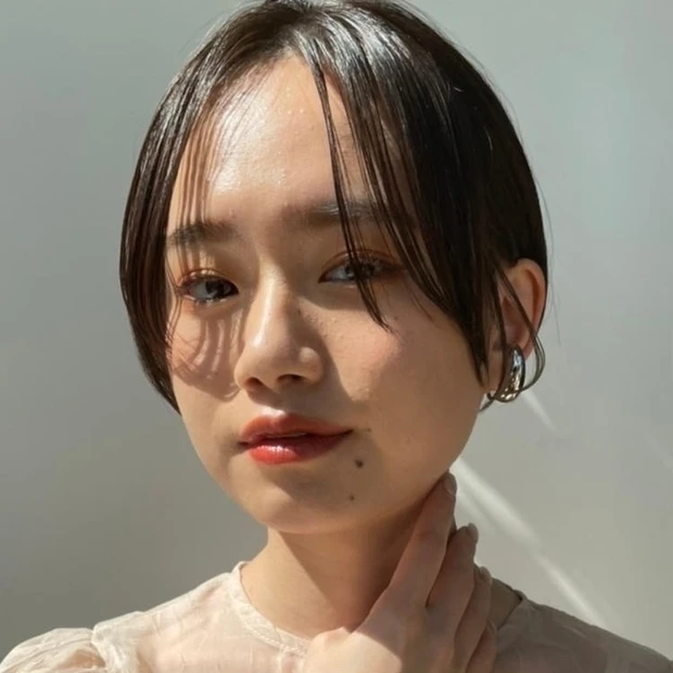 夏に向けてイメチェンするなら、髪をばっさりカットしてみるのはいかがでしょうか？ フェミニンで色っぽい要素をちりばめた、最新ショートヘアは美人見え確実！ 人気のグレージュカラーで透明感を出しつつ、ウェットなヘアアレンジを加えれば大人の洒落感ヘアの完成です。