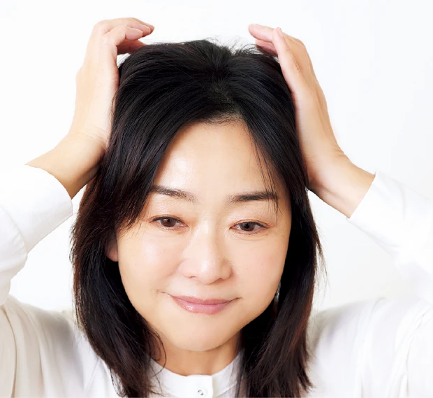 5 髪や眉毛のツヤ=肌のツヤ_ハチ部分を手根で包み大きな円を描いてゆるませる