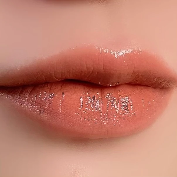 OPERA(オペラ)リップティントN 111 フォギーベージュ 塗布