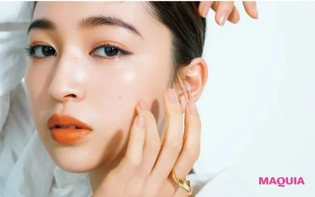 光が透ける様なツヤ肌メイク