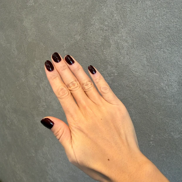 クリスマスはルナソルの深紅ネイルで、大人の品格ある手元に_2