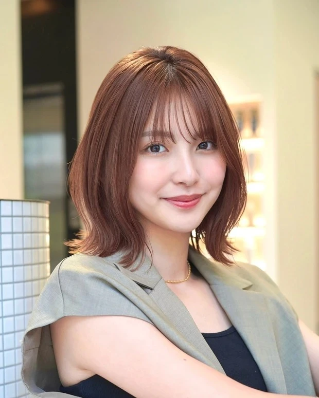 春におすすめの髪型  トレンドヘアスタイル シースルーバング ピンクカラー 外ハネボブ