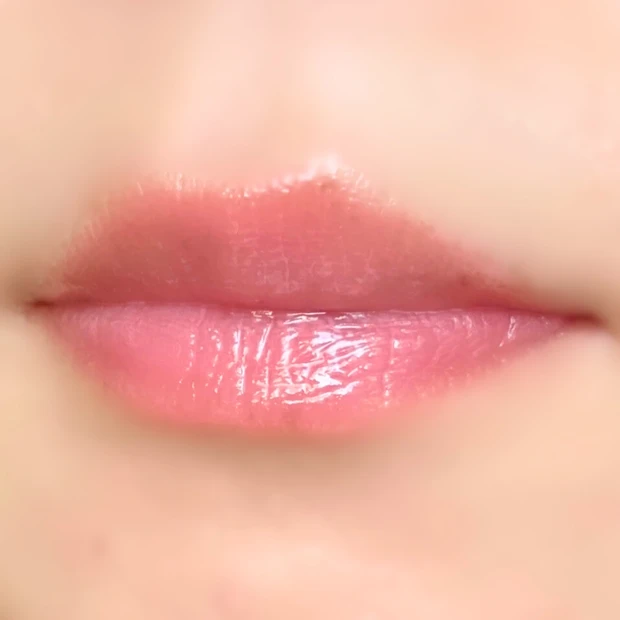 from2aN(フロムトゥーエーエヌ))「ミニグレイズバウンシングティント 203 リボンピンク」を唇に塗った仕上がりイメージ