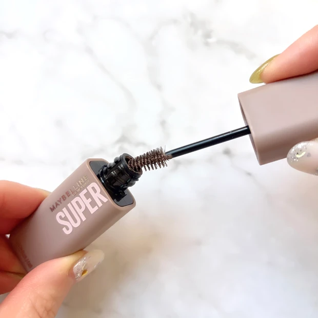 眉マスカラを塗る前にはブラシをしごいて余分な液を落とす