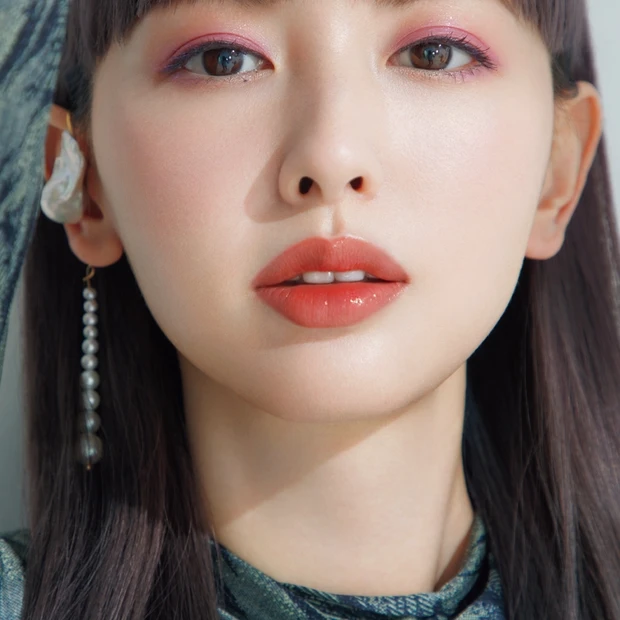 鈴木えみ、この春の「推しメイク」。甘いだけじゃない、ミステリアスなピンク…