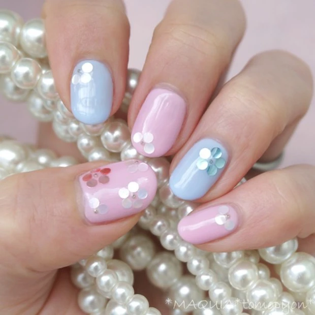 2016年の流行色【ローズクォーツ&セレニティ】で、大人のパステルネイル❤お花は丸ホログラムで簡単♪