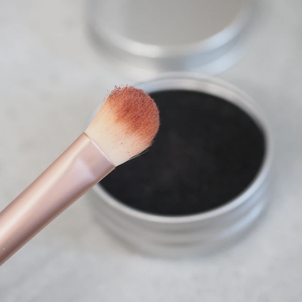 綺麗にしたいブラシをスポンジの上でクルクルするだけ