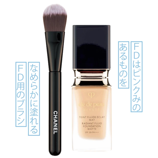 (右から)タンフリュイドエクラ マット オークル20 SPF20/PA+++ 35ml ¥13000/クレ・ド・ポー ボーテ、パンソー フォン ドゥ タン No100 ¥4500/シャネル