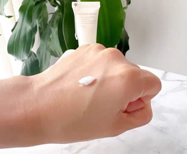 3COINS and us ミニハンドクリーム テクスチャー