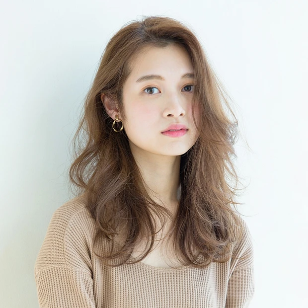 ふんわりバングと最新ベージュカラーで誰からも愛される柔髪ロングに！