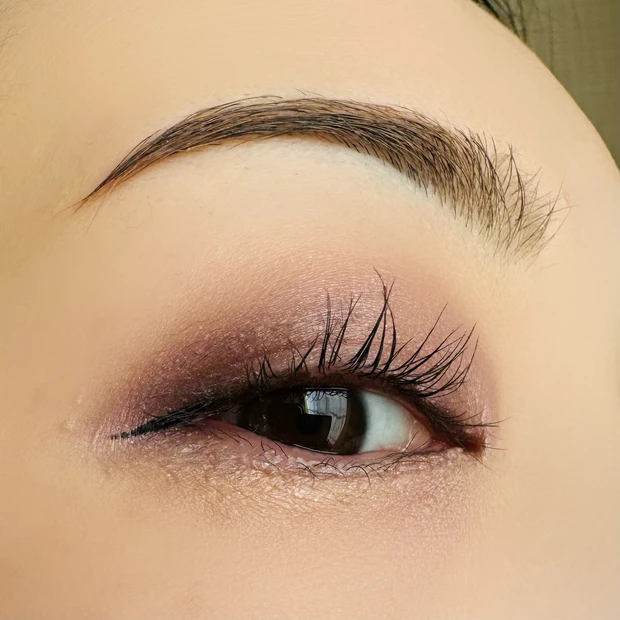 エクセルのグリームオンフィットシャドウを使用したアイメイク