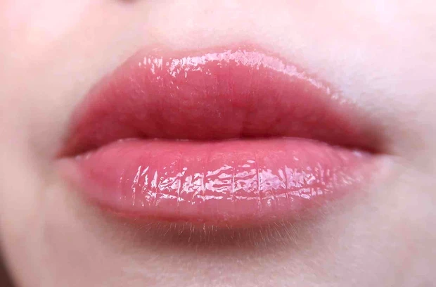 ロムアンド ジューシーフラッシュリップオイル 06 グレープフィグ 唇