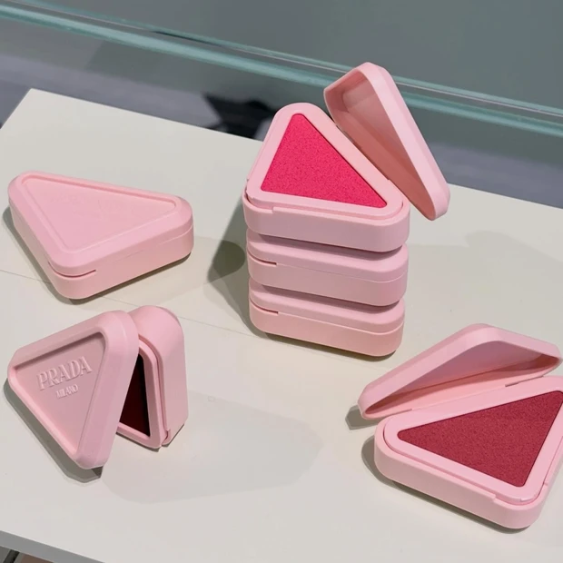 【夏新色コスメ2026】プラダ ビューティの新作マルチユースチーク「プラダ タッチ」を全色スウォッチ…