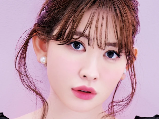 小嶋陽菜さん、“ピンクな顔”で魅せる大人ドーリーな美しさ。圧倒的に可愛い、MAQUIA6月号表紙メイクレシピを公開！