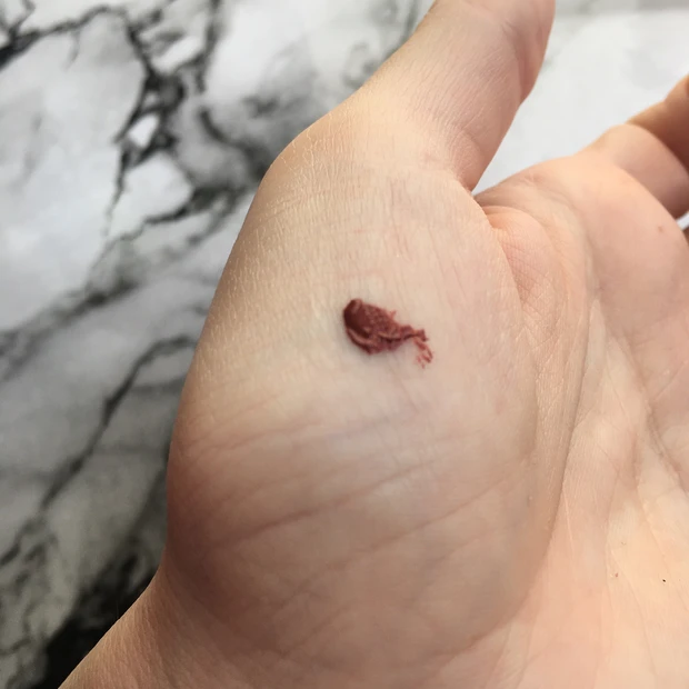 Cathy Doll リップアンドチーク　ヌードマットティントを手のひらにつけた画像