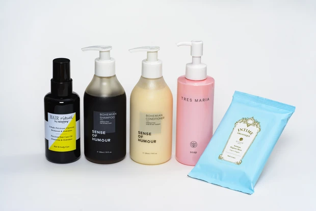 (左から)シスレー ヘア リチュアル プレシャス ヘアケア オイル 100ml ¥10600/シスレージャパン、ボヘミアンシャンプー 235ml ¥5500・ボヘミアンコンディショナー 235ml ¥6800/センス・オブ・ヒューモア、トレスマリア ソープ 180g ¥3800/バルドゥッチ、アンティーム ハイジーンシート 12枚入 ¥1500/サンルイ・インターナッショナル