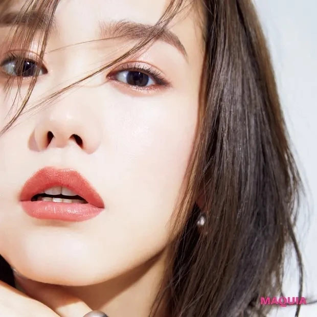 桐谷美玲がまとう夏コスメ！ ゴールドの輝きで"艶めきモード顔"に