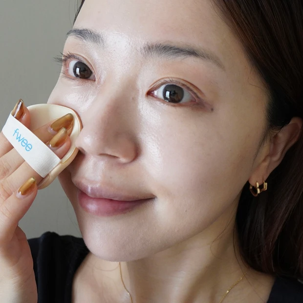 MAQUIA11月号掲載 鈴木えみさんのAIベースメイクに挑戦、ファンデを塗っているところ