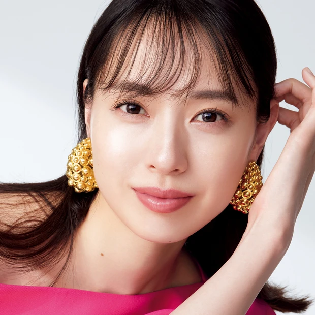 戸田恵梨香さんの表情に釘付け！ ゆとりのある大人だけが纏えるヌーディな表紙メイクを解説