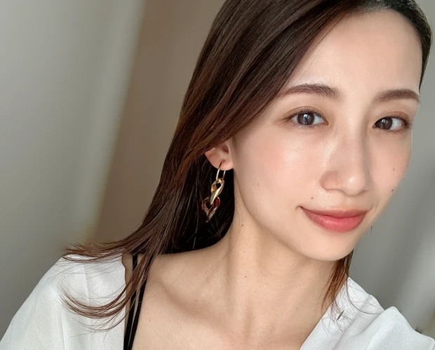 イエベ秋の今日のメイク〜柔らかく見せたい日編〜　大人気の"RMK デューイーメルト リップカラー"が引き立つ大人っぽメイク_5