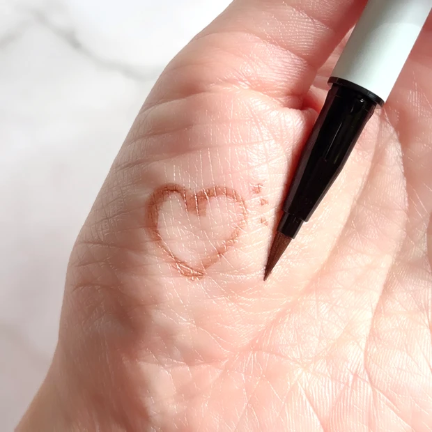 RMK グラフィック リクイド アイライナー  EX-3 サンリットシーズのスウォッチ