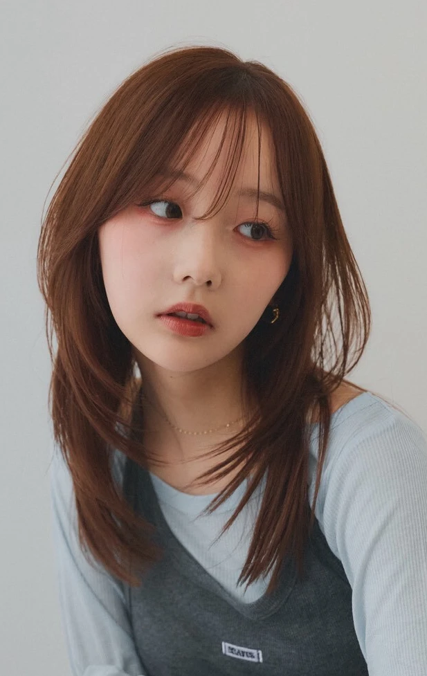 髪型　ミディアムレイヤー　ハッシュカット　40代ヘア　前髪あり　サイド