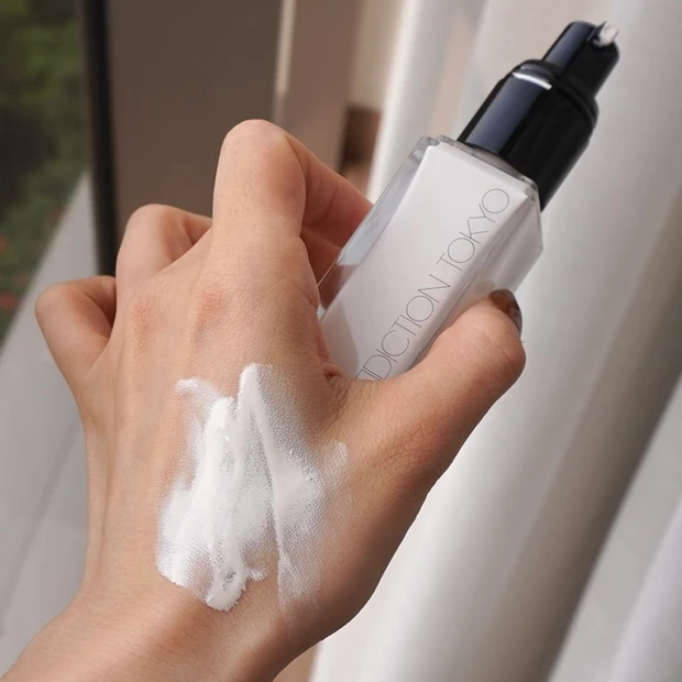 2025年9月5日発売のアディクション ザ ファンデーション リフトグロウ 新色 000 ポーセリンのスウォッチ写真