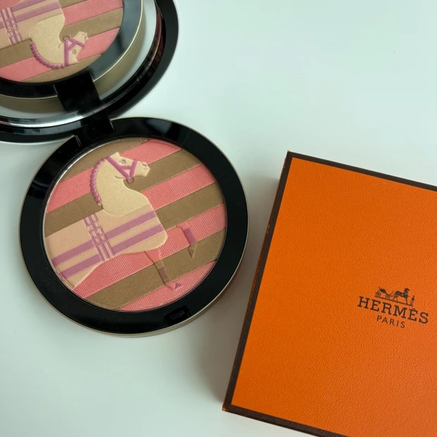 エルメス ビューティの限定フェイスパウダーをスウォッチ！ 精緻で繊細な馬のデザインにも注目