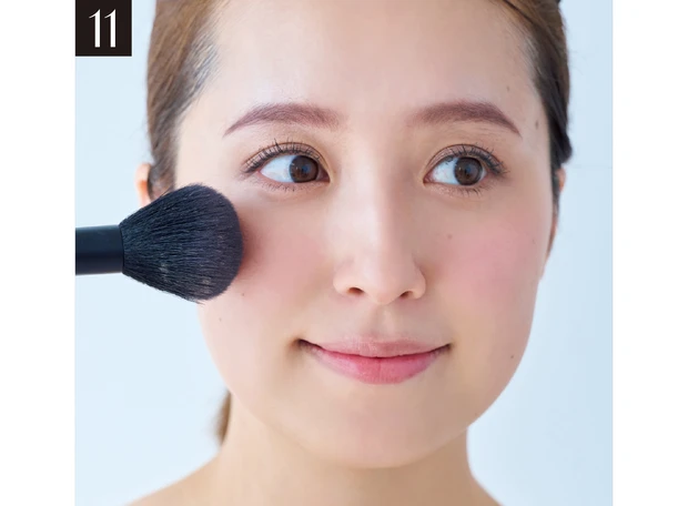 衛藤美彩さんのセルフメイクプロセス11