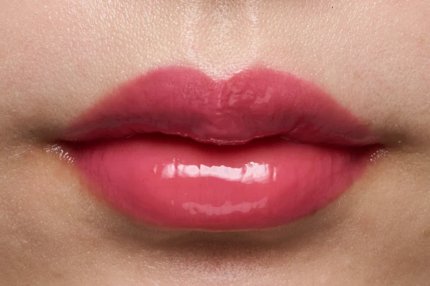 プチプラリップ ブルベ冬 キスミーフェルム 紅筆リップグロウ 01 スウォッチ