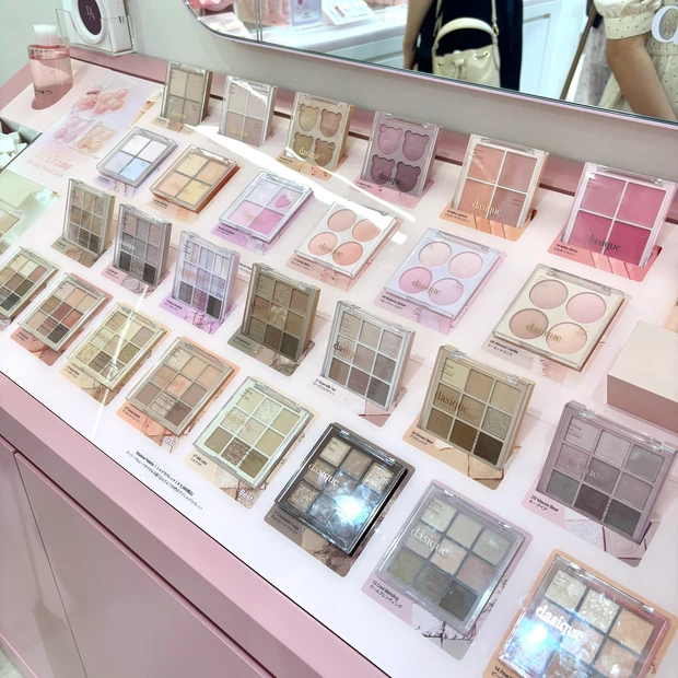 デイジークアイシャドウパレット陳列コーナー