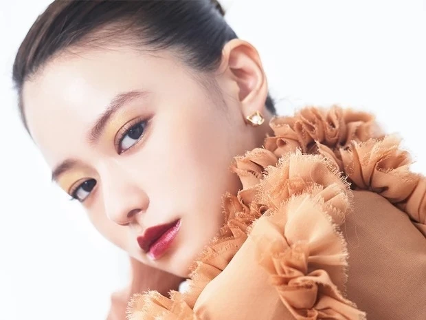 レディなイエローアイ×ダークレッドのリップでつくるイエローメイク_大人でも取り入れやすいイエローアイ