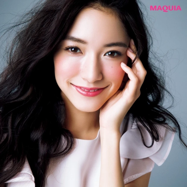 面長顔、下ぶくれ顔がキュッと小顔に！ 【ツヤ×チークの立体メイク】でコン…
