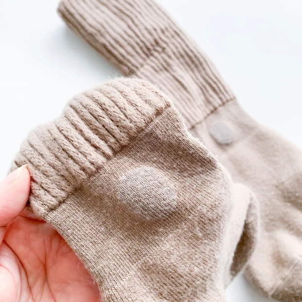 まるでこたつソックスのくるぶし付近。発熱素材でツボを温める独自の編み分け部