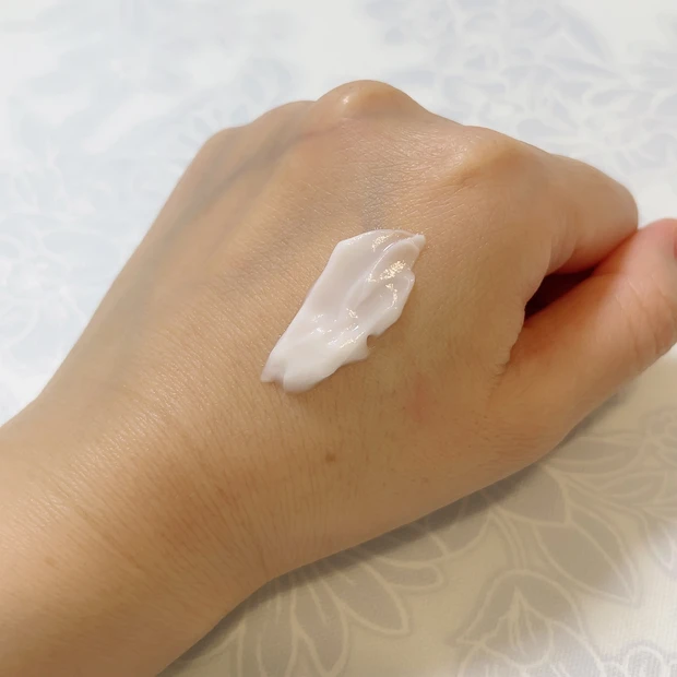 リポソーム アドバンスト リペアクリームのテクスチャー①