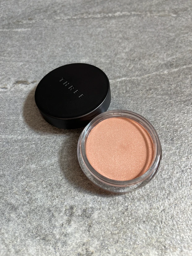 THREE  スリー ユナイテッドフルイドアイカラーI02 グラムトーンカラーカスタードI01 限定 イセタンメイクアップパーティ2024 アイシャドウ　ハイライト 消える粉