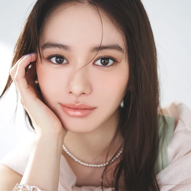 春気分を盛り上げるチークは？ 入れ方は？ 山本舞香さんが人気のコーラルチークで旬顔に変身！