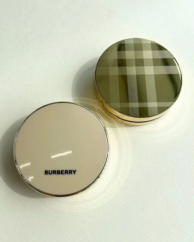 バーバリー ビヨンド ウェア パーフェクティング マット クッション、バーバリー アルティメット グロウ クッションのケース