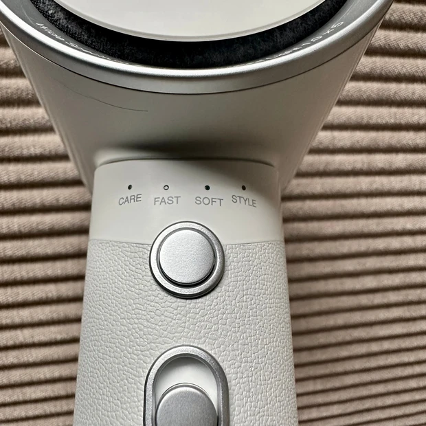 キラキラ光るドライヤーは低温の風＋光のパワーで髪に優しく乾かします_1_2