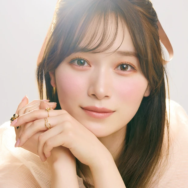 守屋麗奈さん、盛れ肌ベース&眉メイクを全見せ！ 発光ツヤ肌とピンク眉がカ…