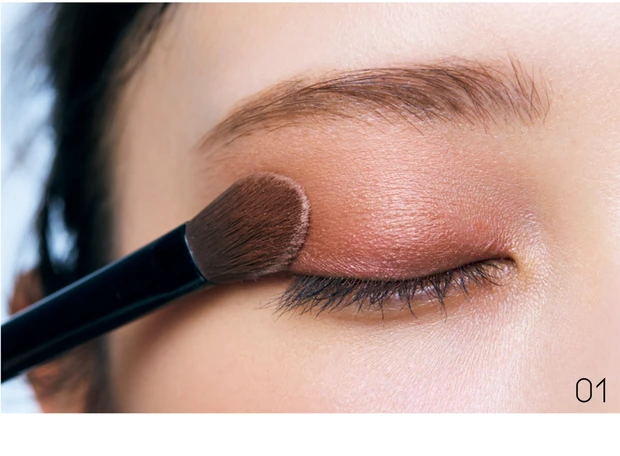 【2025年秋 アイシャドウ】意外な色合わせでくすみレスの秋色に メイク手順1