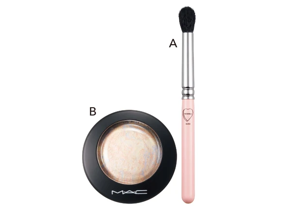 A フーミー ちっちゃブラシ 熊野筆 ￥2200／Nuzzle（WEB限定）　B ミネラライズ スキンフィニッシュ ライトスカペード ￥5720／M・A・C