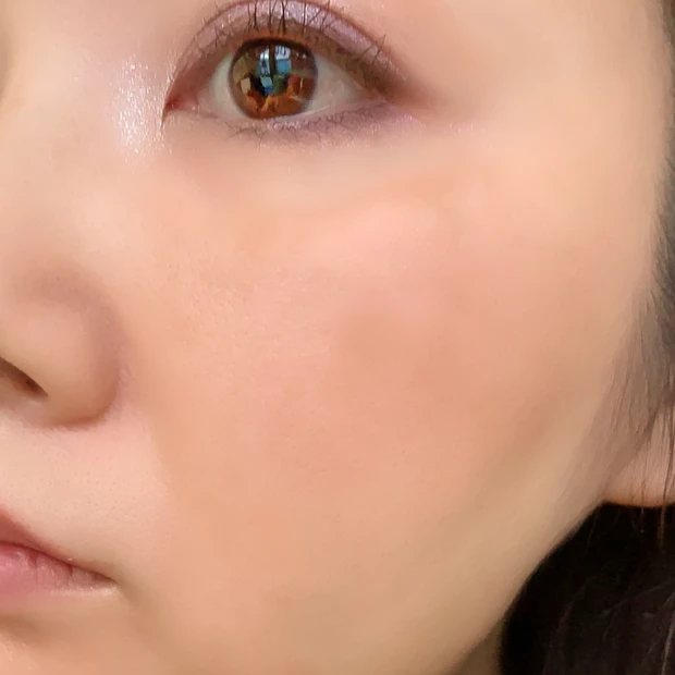 Dior ロージー グロウ 850 スターリー モーヴを頬に塗った仕上がり