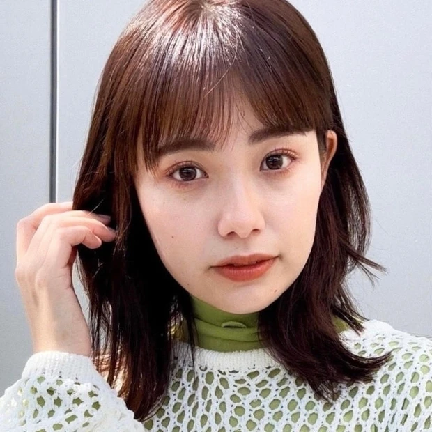 シースルーバングとくびれヘアの最強コンビで、一気に今っぽさを演出する大人のミディアムヘア。ネックラインがくびれたひし形シルエットは、今季のトレンドスタイルで、今っぽさはもちろん、小顔見えや愛らしい雰囲気も引き出してくれる、好感度抜群な大人ヘアです。