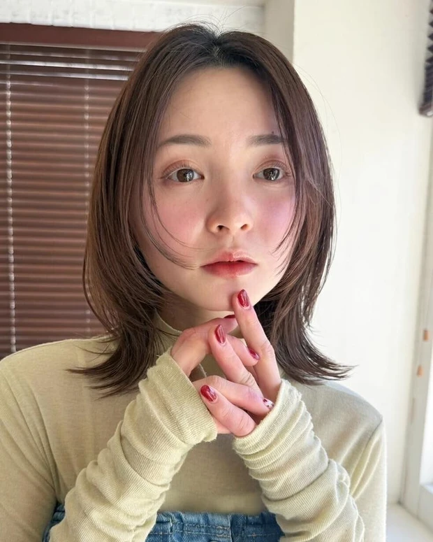 顔まわり レイヤー ミディアム  前髪なし　センターパート