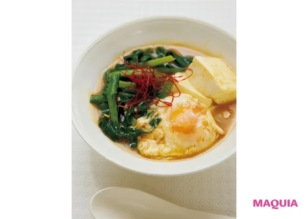 簡単にできてヘルシーな料理_市販のお味噌汁で簡単に作れてニラを 丸ごとひと束使う、スンドゥブ風鍋は